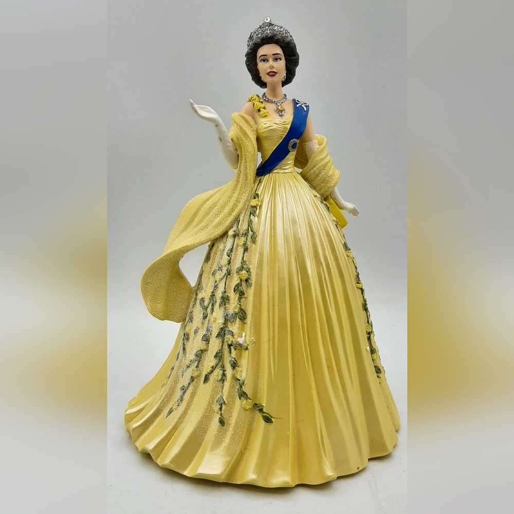Queen Elizabeth II Australian Tour Royal Style Figurine 2013 Hamilton Collection